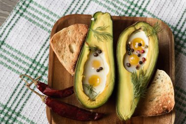 Avokado içinde pişmiş yumurta