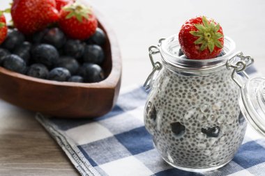 Chia tohum pudingi çilek ile