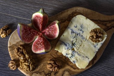 İncir ve ahşap arka plan üzerinde fındık ile rokfor peynir