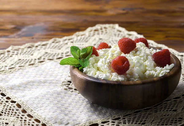 Quark mit frischen Himbeeren in einer hölzernen Schüssel auf altem Holzhintergrund mit Kopierplatz für Ihren Text. Ansicht von oben — Stockfoto