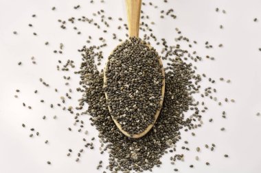 Chia tohum tahta kaşık beyaz arka plan üzerinde izole üzerinde