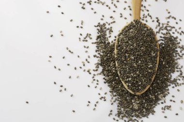 Chia tohum tahta kaşık beyaz arka plan üzerinde izole üzerinde