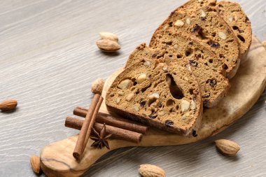 Bisküvi ile fındık ve kızılcık. Seçici odak