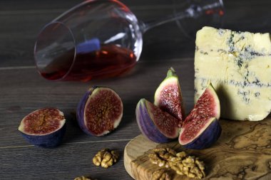 Peynir rokfor ile incir, fındık ve bir bardak kırmızı şarap bir wo