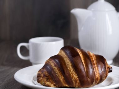 Kruvasan ve kahve ile Fransız Kahvaltı