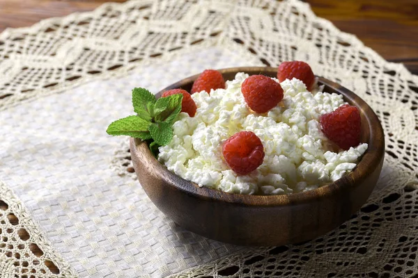 Quark mit frischen Himbeeren in einer hölzernen Schüssel auf altem Holzhintergrund mit Kopierplatz für Ihren Text. Ansicht von oben — Stockfoto