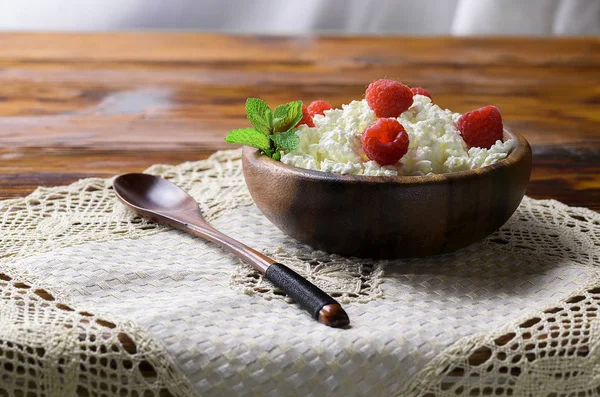 Quark mit frischen Himbeeren in einer hölzernen Schüssel auf altem Holzhintergrund mit Kopierplatz für Ihren Text. Ansicht von oben — Stockfoto