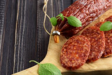 Fesleğen, seçici odak ile lezzetli salam