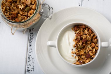 Sağlıklı Kahvaltı: bir beyaz ev yapımı granola ile Yunan yoğurt