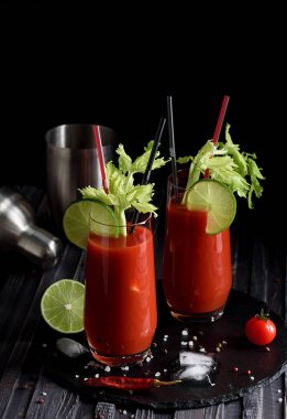 Bloody mary kokteyl ve malzemeler: peper chili, kireç, kereviz,