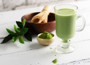 Matcha yeşil çay kahve içecek cam fincan beyaz arka plan üzerinde