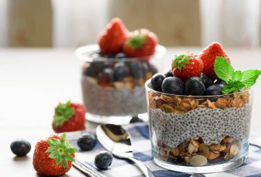 Yoğurt granola, taze yaban mersini, chia tohum ve yulaf içinde bir