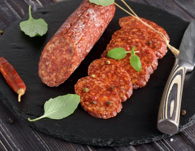 Fesleğen, seçici odak ile lezzetli salam