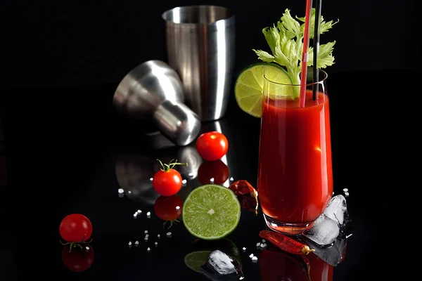Cocktail et ingrédients : chili peper, citron vert, céleri , — Photo