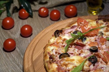 Tahta masada servis edilen lezzetli taze pizza.