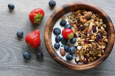Ahşap kase taze berry ile ev yapımı granola