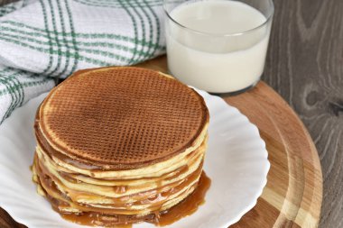 Stroopwafels veya karamel kaplı Hollanda Waffle 'ları.