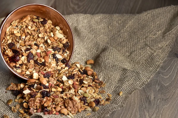 Ahşap masa ıslak zeminde üzerinden dökülmesini ev yapımı granola — Stok fotoğraf