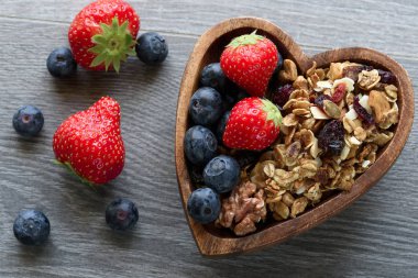 Ahşap kase taze berry ile ev yapımı granola