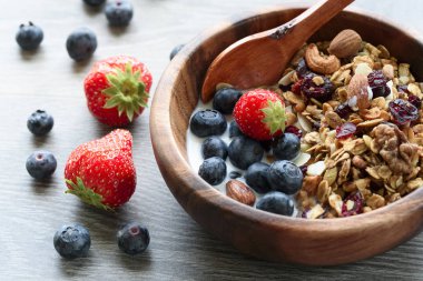 Ahşap kase taze berry ile ev yapımı granola