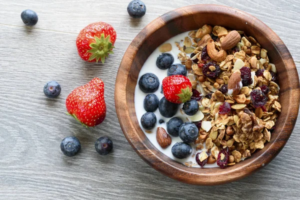 Ahşap kase taze berry ile ev yapımı granola