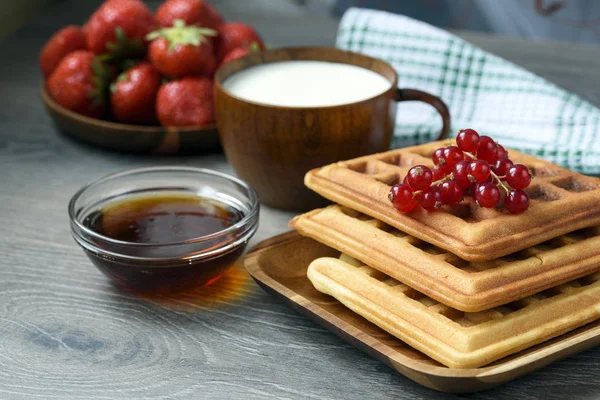 Gofres belgas con miel y bayas frescas — Foto de Stock