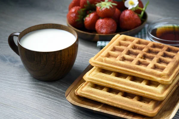 Gofres belgas con miel y bayas frescas — Foto de Stock