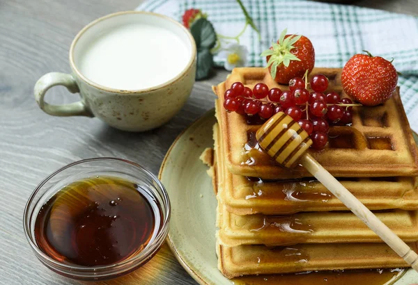Gofres belgas con miel y bayas frescas — Foto de Stock