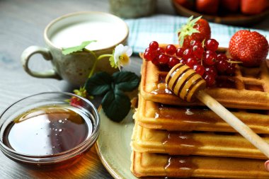 Belçika gofret bal ve taze çilek ile