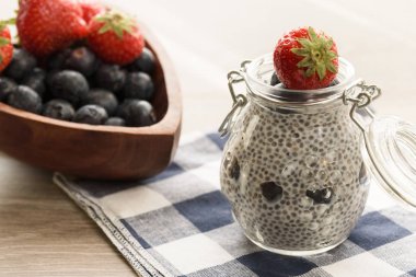 Chia tohum pudingi çilek ile