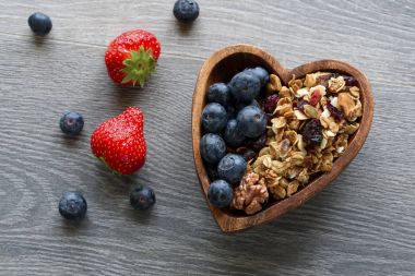 Ahşap kase taze berry ile ev yapımı granola