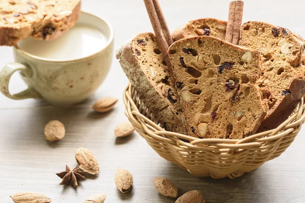 Biscotti tradicional italiano Almond Cantuccini en una cesta decorada con nueces en la mesa de madera —  Fotos de Stock