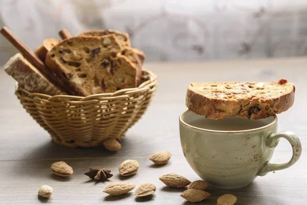 Biscotti tradicional italiano Almond Cantuccini en una cesta decorada con nueces en la mesa de madera —  Fotos de Stock