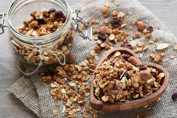 Granola casera en cuenco de madera —  Fotos de Stock