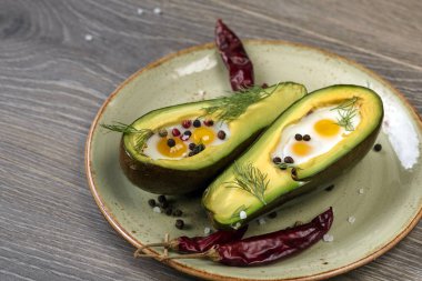 Avokado içinde pişmiş yumurta