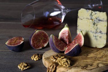 Peynir rokfor ile incir, fındık ve bir bardak kırmızı şarap bir wo