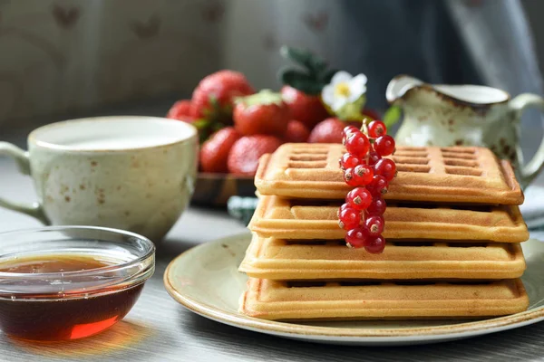 Gofres belgas con miel y bayas frescas — Foto de Stock