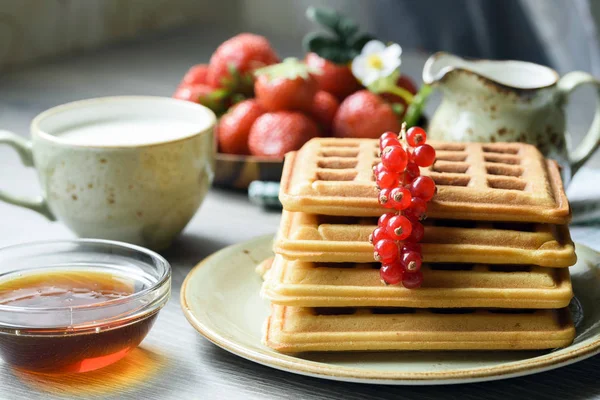 Gofres belgas con miel y bayas frescas — Foto de Stock