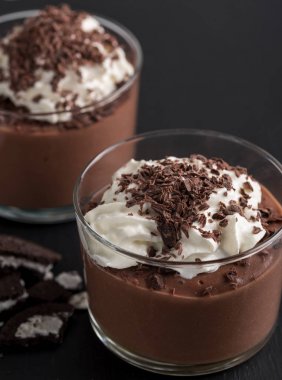 Bir gözlük siyah bir taş zemin üzerine çikolata mousse.