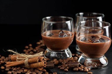 siyah b krem kahve kokteyl ya da çikolatalı martini gözlük