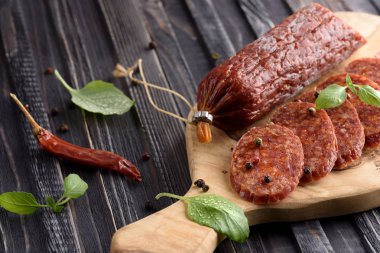 Fesleğen, seçici odak ile lezzetli salam