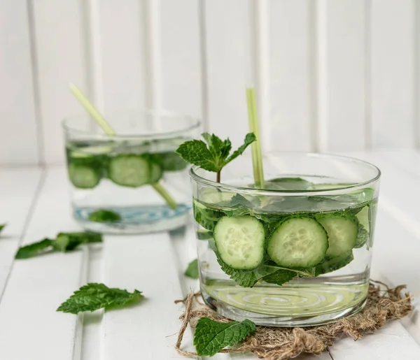 Pepino caseiro e limonada de hortelã em um copo em uma madeira branca — Fotografia de Stock