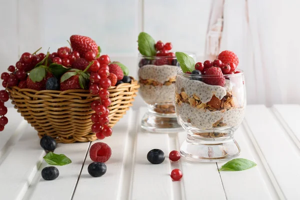 Zwei Gläser Chiapudding mit frischen Erdbeeren, Himbeeren — Stockfoto