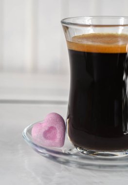 Espresso. Cam fincan espresso ile kalp şeklinde şeker 