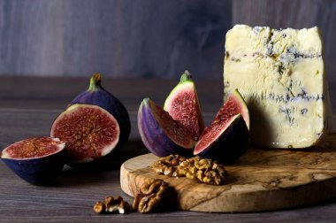 İncir ve ahşap arka plan üzerinde fındık ile rokfor peynir