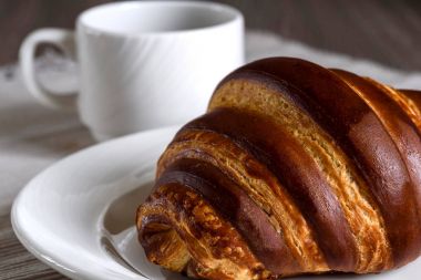Kruvasan ve kahve ile Fransız Kahvaltı