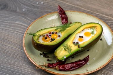 Avokado içinde pişmiş yumurta