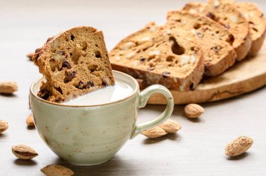 Bisküvi ile fındık ve kızılcık. Seçici odak