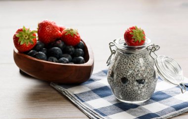 Chia tohum pudingi çilek ile