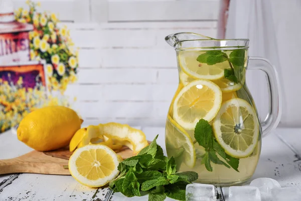 Подготовка лимонада в кувшине и лимонах — стоковое фото